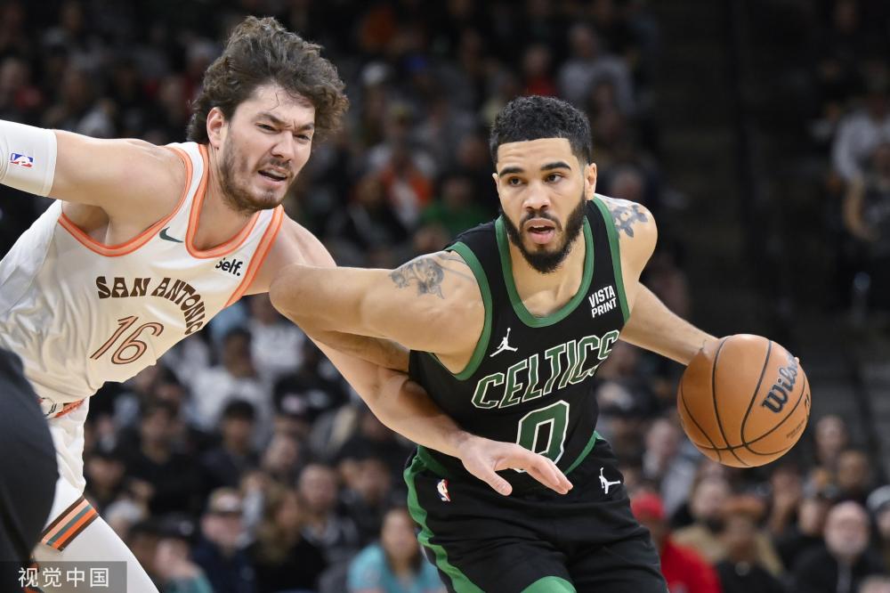 两者之间的 两者之间的